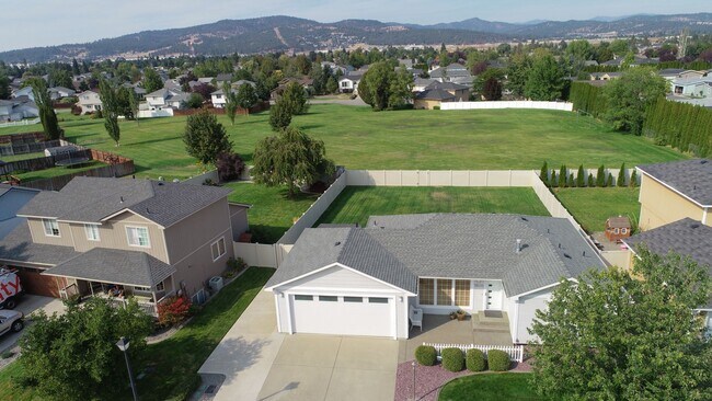 Foto del edificio - 3 Bed 2 Bath fully updated home adjacent to park & shopping