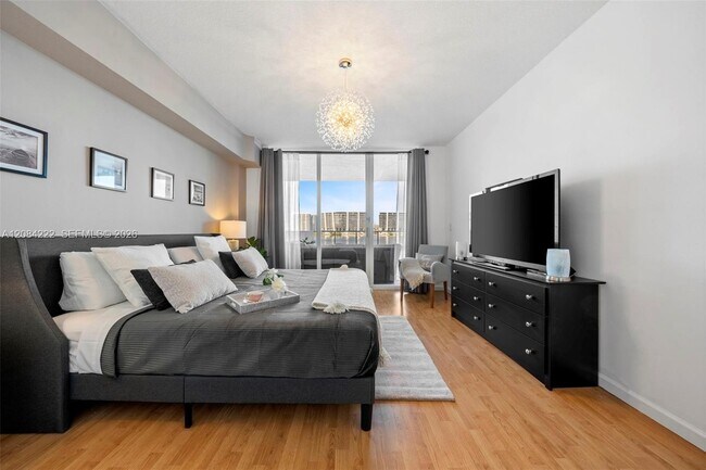Foto del edificio - 18100 N Bay Rd