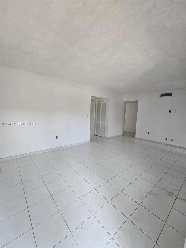 Building Photo - 685 W Park Dr