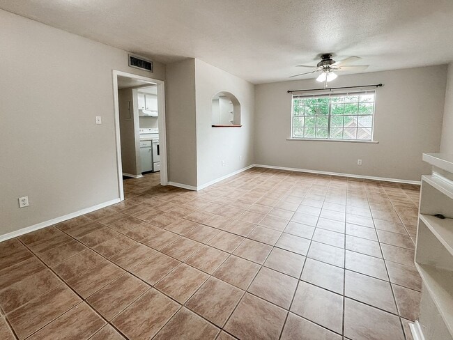 Foto del edificio - Beautiful Condo Near Moncus Park