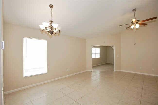 Building Photo - 123 Country Club Way