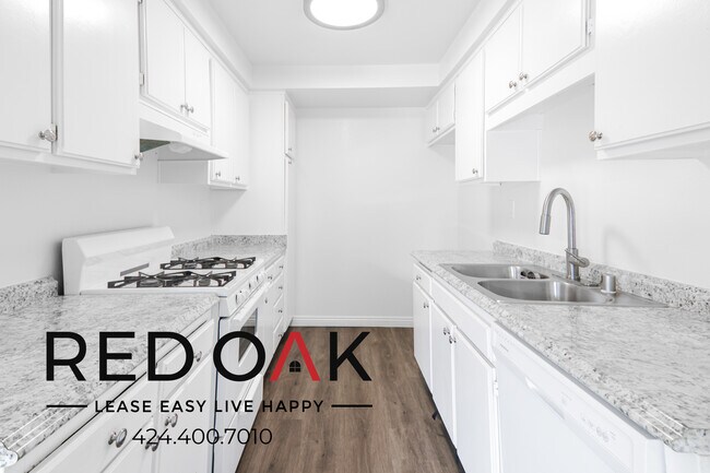 Building Photo - Newly Remodeled, Spacious Top Floor One Be...