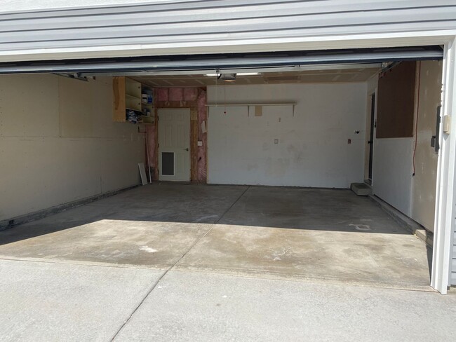 Building Photo - Beautiful Bi-Level Home
