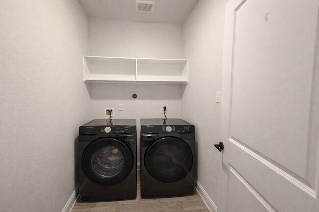 Foto del edificio - 2307 Birch View Ln