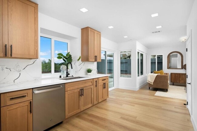 Building Photo - Furnished Oceanside Home - 3 Bedroom 2-1/2 Bathroom - Renovated