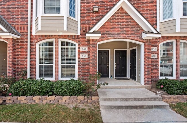 Building Photo - SHORT TERM SUBLEASE MAY 15TH - JULY 22ND Spacious 1 Bed, 1 Bath in Beautiful Lakeridge on Bus Route!