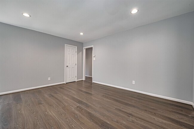 Building Photo - 319 Gentilly Dr