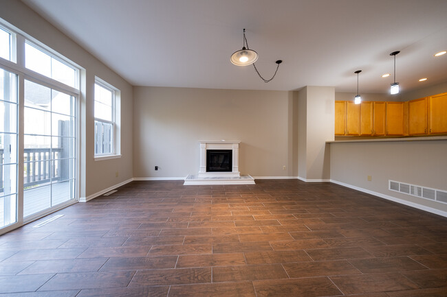 Building Photo - 8107 Oakview Dr N