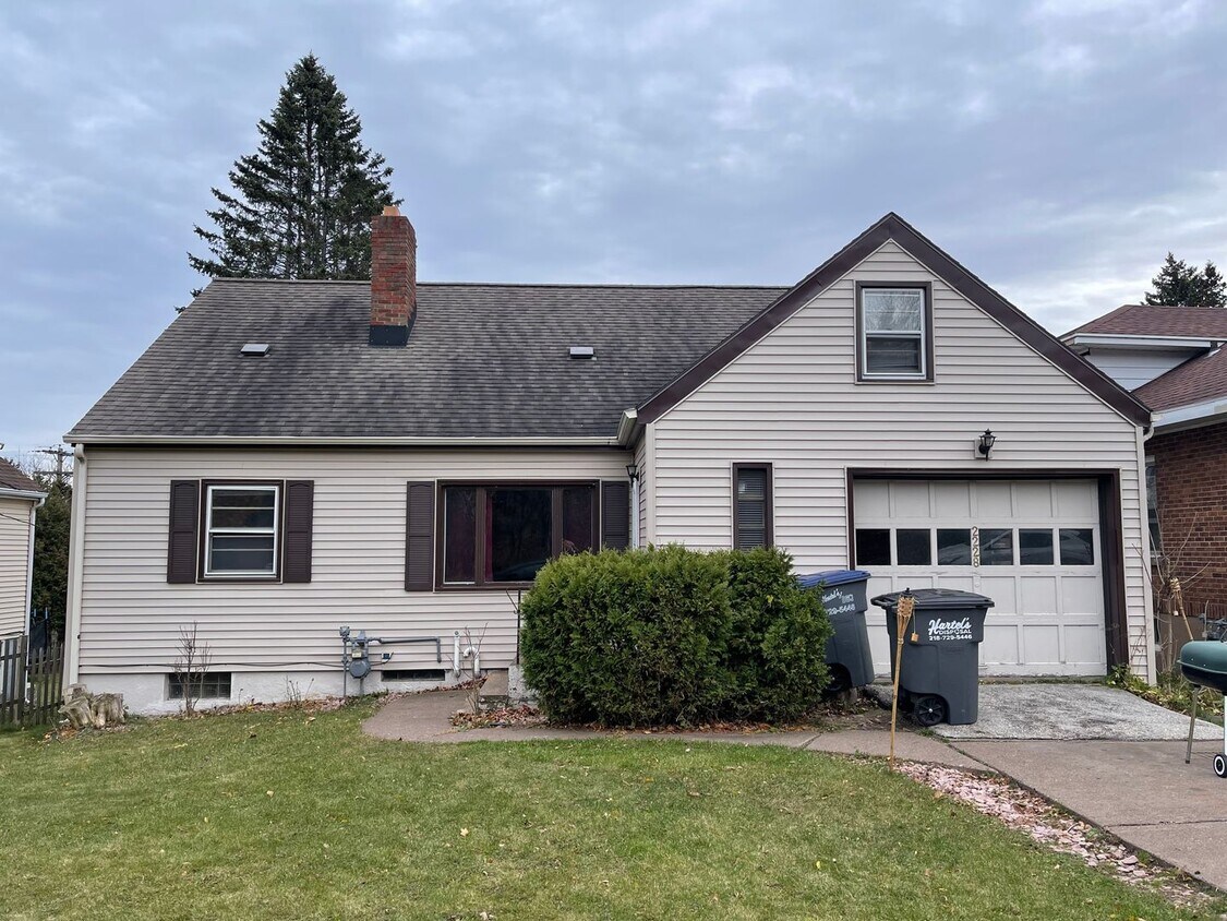 Primary Photo - AVAILABLE JUNE - 5 Bed 2 Bath w/Beautiful ...