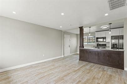 Building Photo - 3 bedrooms 1 bathroom with all tile flooring