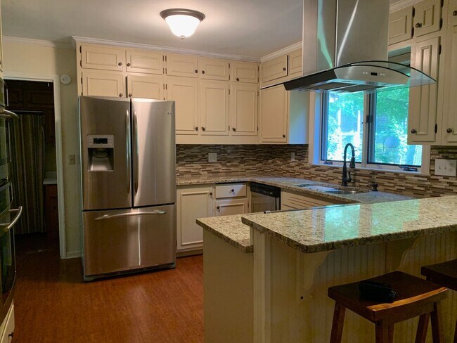 Foto del edificio - 4 Bedroom 2.5 Bath House with 2 Car Garage