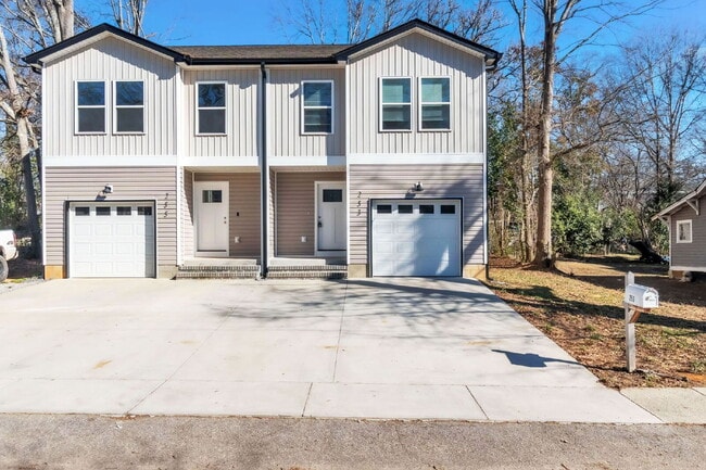 Foto del edificio - Elegant 3 Bedroom, 2.5 Bathroom Duplex with 1-Car Garage in Woodruff $1750/mo rent