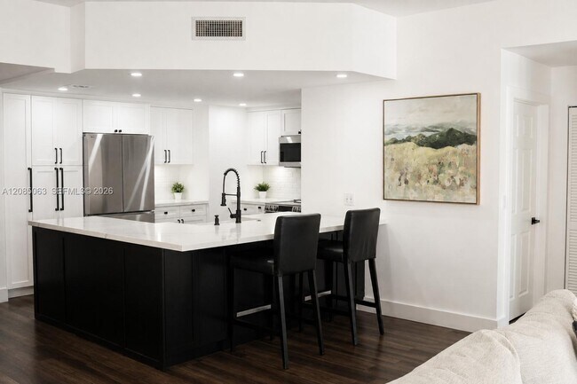 Foto del edificio - 8390 SW 72nd Ave