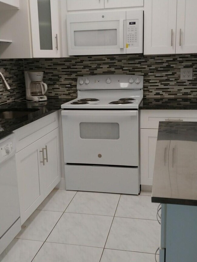 Building Photo - 4990 E Sabal Palm Blvd