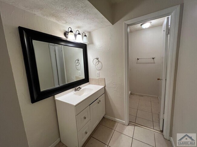 bath - 150 Viking Ct