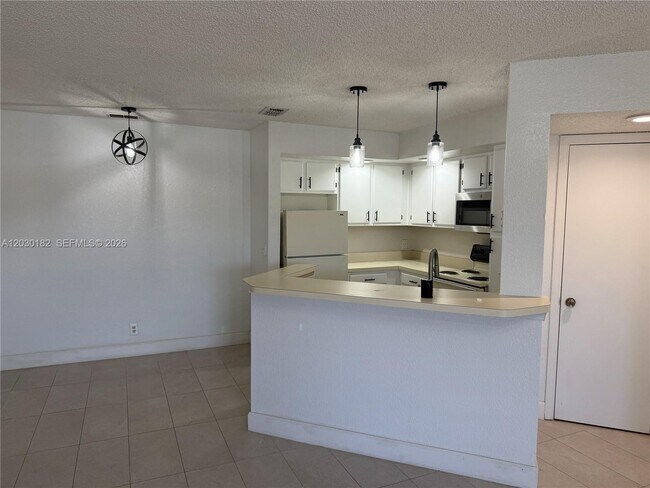 Foto del edificio - 3330 Pinewalk Dr N