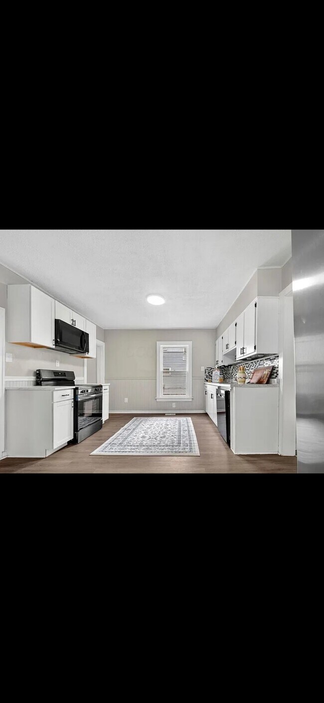 Building Photo - 206 Collingwood Ave