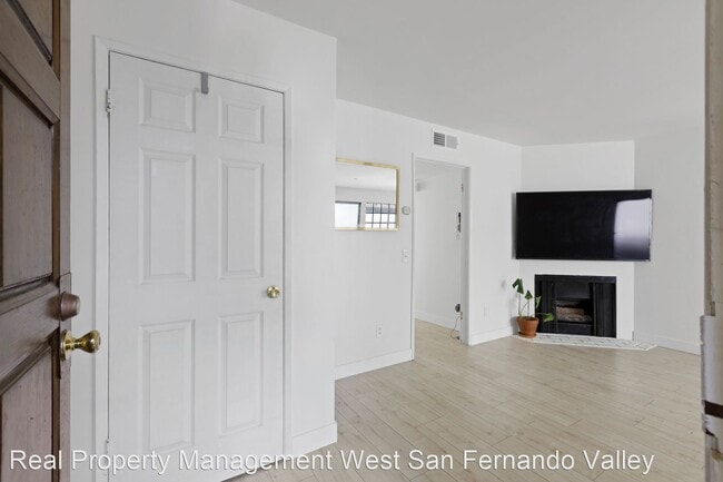 Building Photo - 2 br, 2 bath House - 21811 Saticoy St  #16