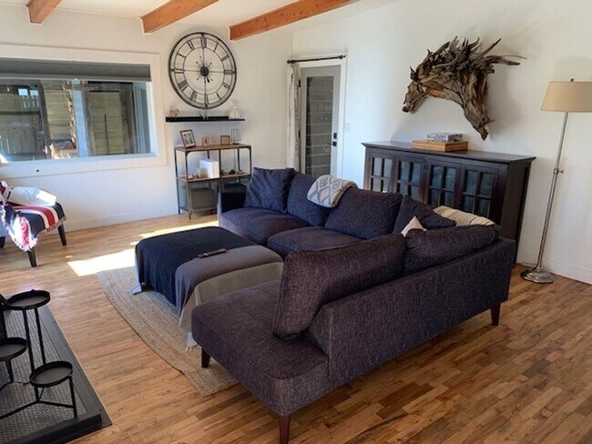 Building Photo - 3 Bed 2 Bath Single level FULLY FURNISHED