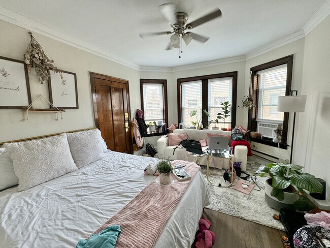 Foto del edificio - 3825 N Greenview Ave
