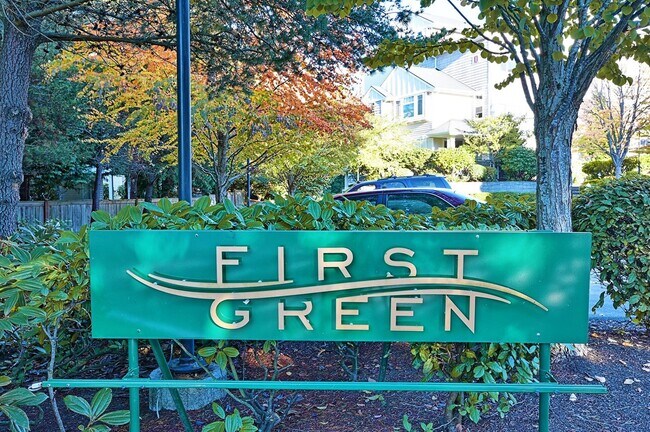 Foto del edificio - Mukilteo Golf Course View Condo – Modern C...