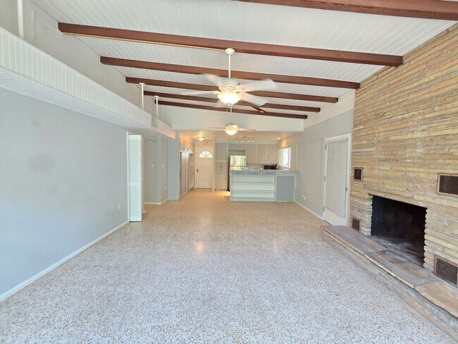 Foto del edificio - 6346 Beechwood Ave