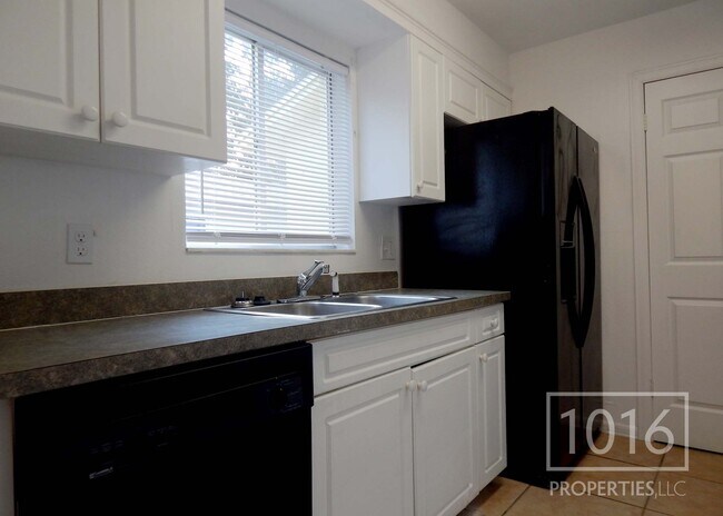 Kitchen - 4755 White Willow Ln