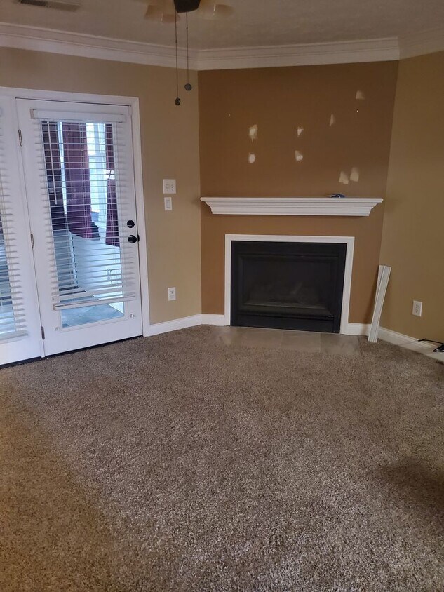 Foto del edificio - West Knoxville 37934 - 3 bedroom, 2.5 bath with a sunroom and 1-car garage - Call Lisa Vineyard 8...