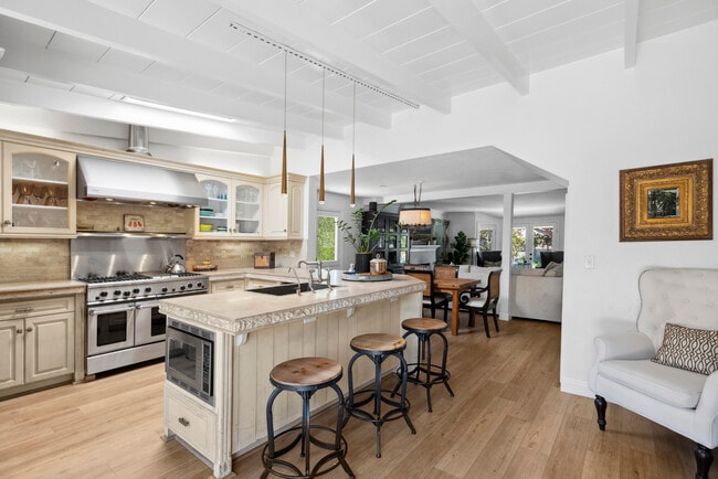 Building Photo - 540 De Anza Dr