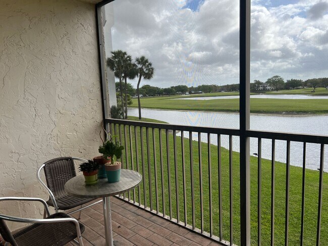 Foto del edificio - Beautiful 2/2 Waterview in Davie/Nova