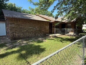 Building Photo - 1405 E Zimmerly St