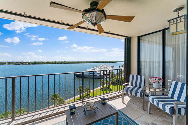 Foto del edificio - 124 Lakeshore Dr