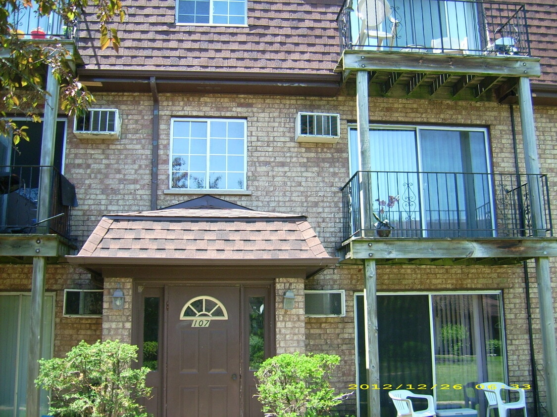 Primary Photo - 107 E Dundee Rd