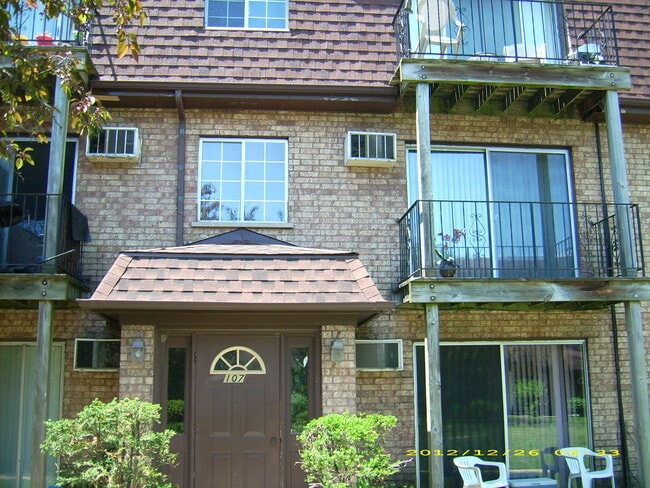 Building Photo - 107 E Dundee Rd