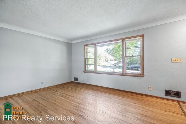 Building Photo - 3 br, 1 bath House - 104 Hyacinth Ave. W