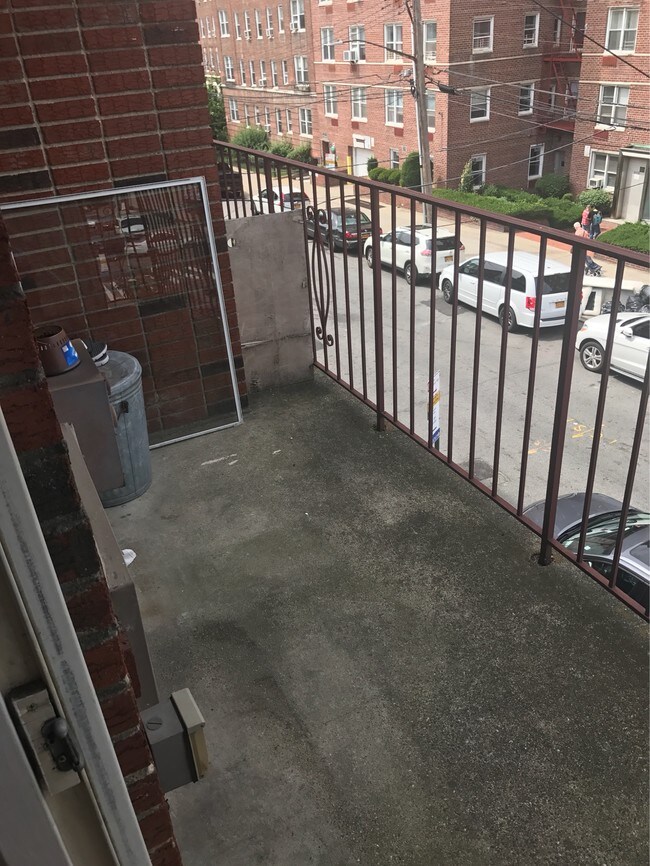Foto del edificio - 6352 Saunders St