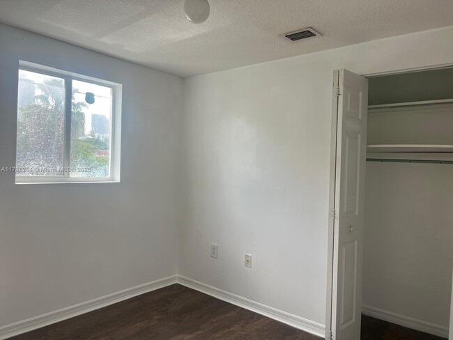 Building Photo - 218 SW 8th Ave