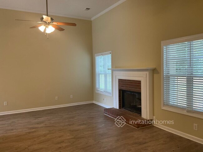 Building Photo - 305 Armor Cir