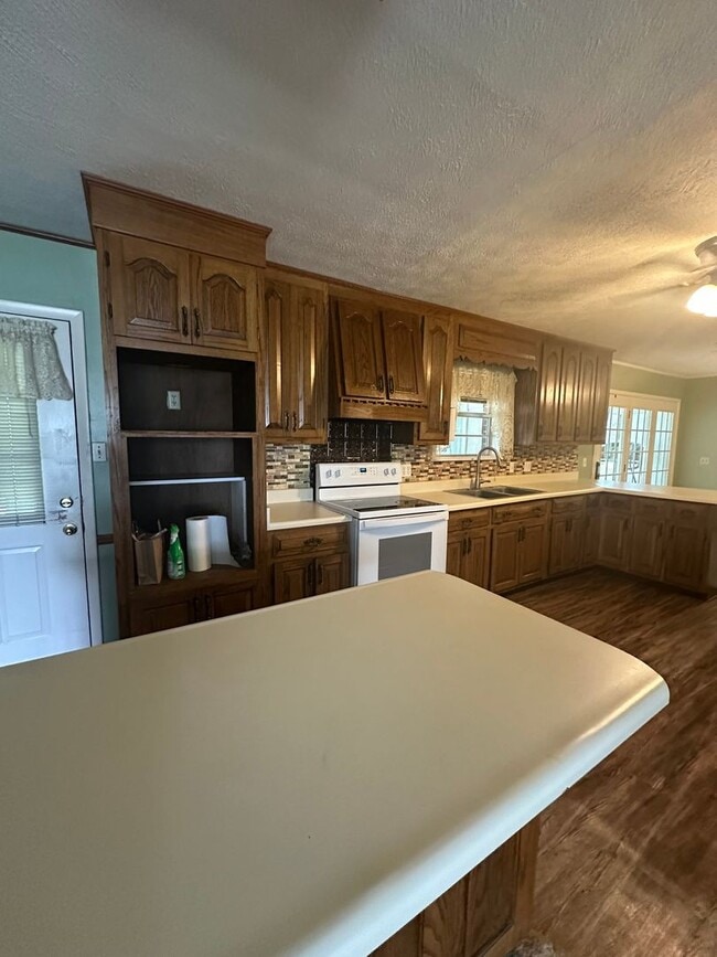 Building Photo - 3 Bed/1.5 Bath Brick Home