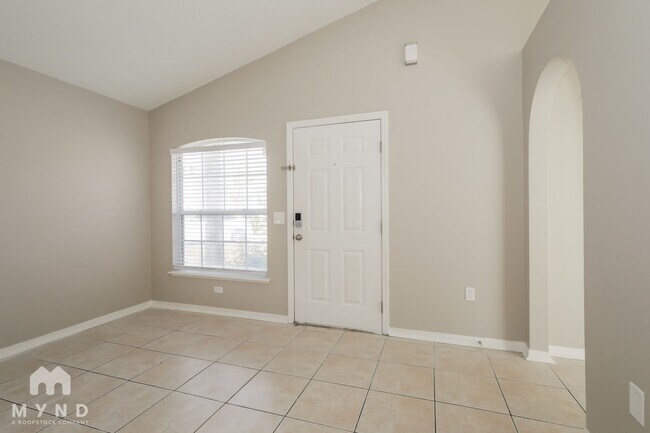 Building Photo - 5704 English Oak Dr S