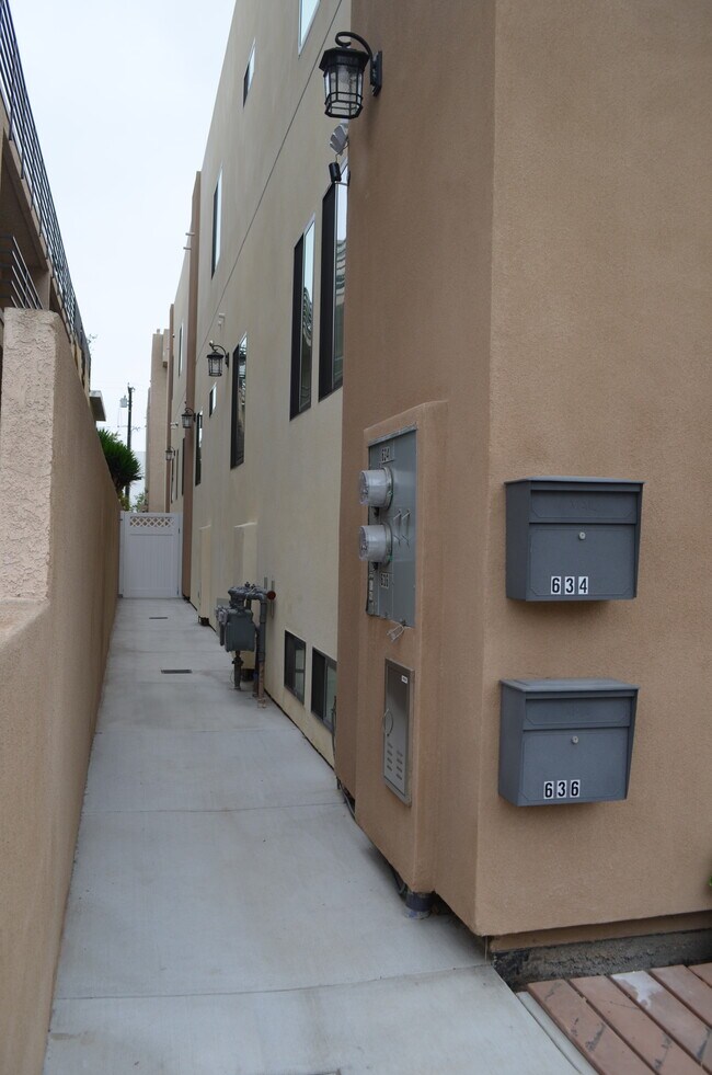 Building Photo - 634 5th St