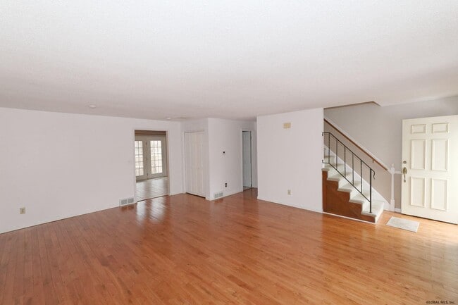 Building Photo - 136 Point of Woods Dr