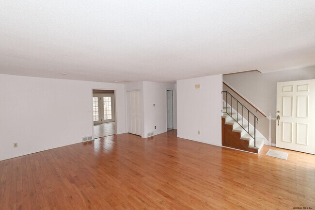 Foto del edificio - 136 Point of Woods Dr