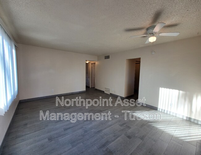 Foto del edificio - 4510-4512 E 18th St