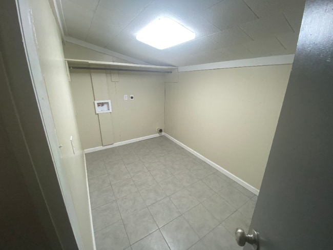 Building Photo - 414 Fieldcrest Dr