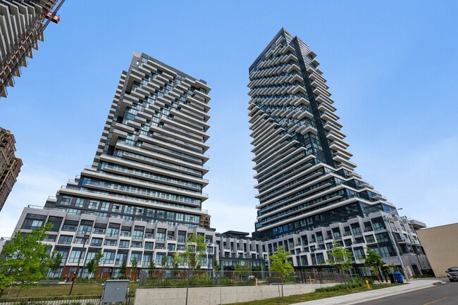 Building Photo - 30 Inn On The Pk Dr