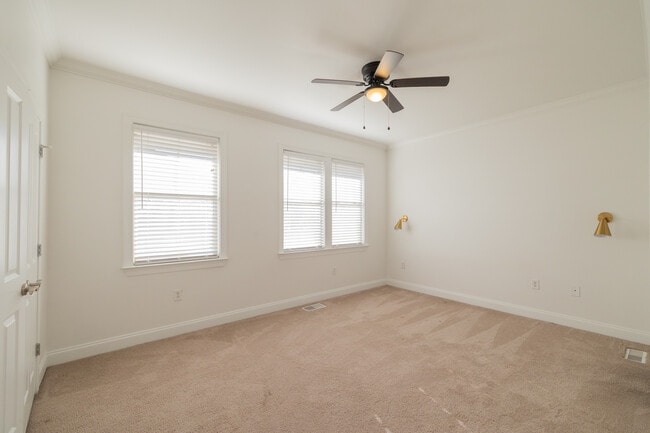 Building Photo - 5562 Colonial Chatsworth Cir