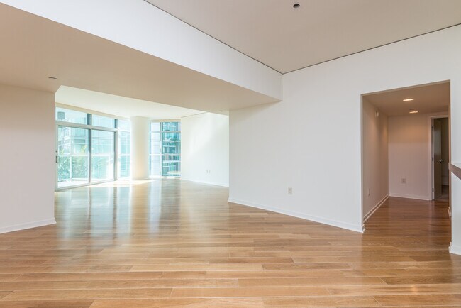 Building Photo - 13650 Marina Pointe Dr