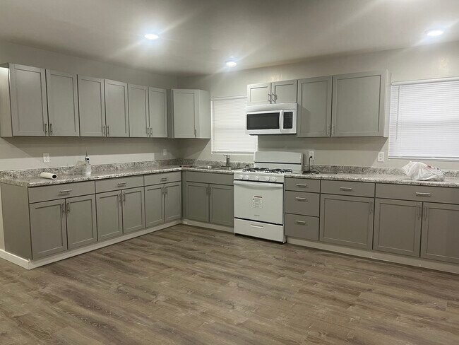 Foto del edificio - 15445 Scott Dr