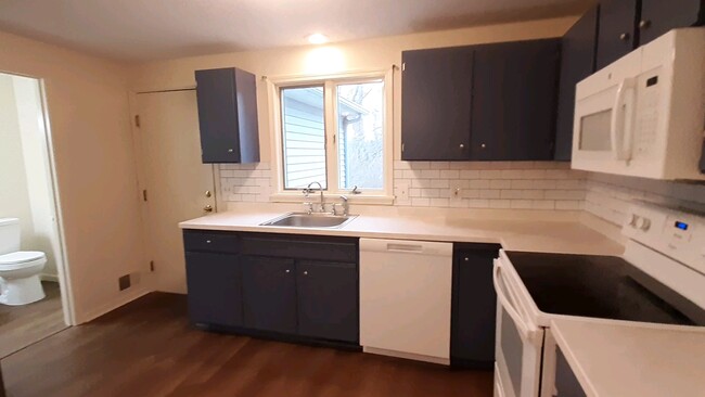 Kitchen - 3810-3812 Brick Schoolhouse Rd